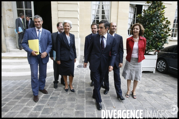 Reunion a matignon sur la crise economique