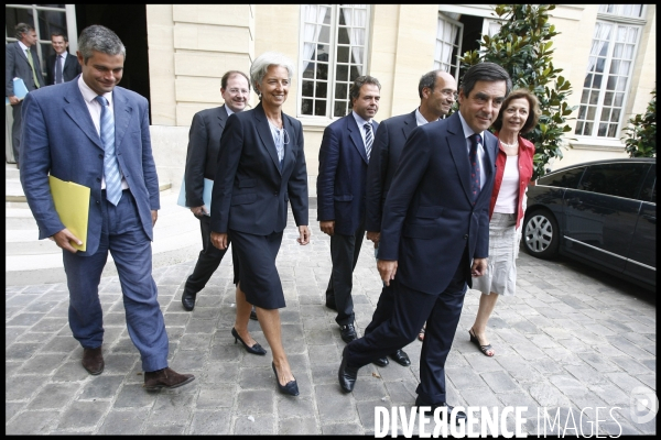 Reunion a matignon sur la crise economique