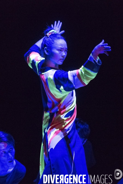 13 tongues - Cheng Tsung-lung - Cloud Gate Dance Theatre of Taiwan
