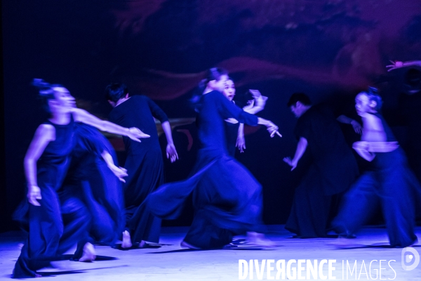 13 tongues - Cheng Tsung-lung - Cloud Gate Dance Theatre of Taiwan