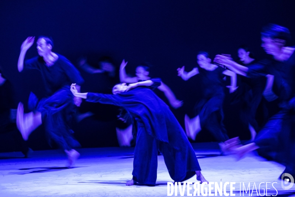 13 tongues - Cheng Tsung-lung - Cloud Gate Dance Theatre of Taiwan