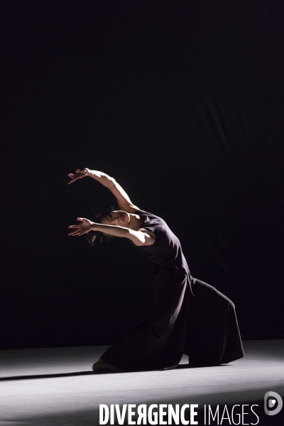 13 tongues - Cheng Tsung-lung - Cloud Gate Dance Theatre of Taiwan