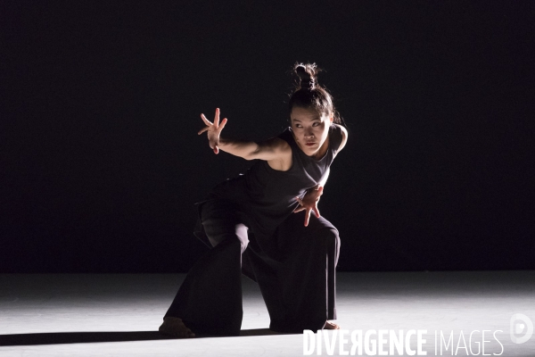 13 tongues - Cheng Tsung-lung - Cloud Gate Dance Theatre of Taiwan