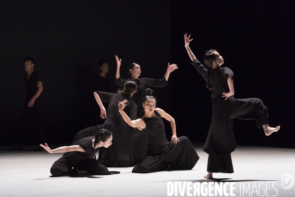 13 tongues - Cheng Tsung-lung - Cloud Gate Dance Theatre of Taiwan