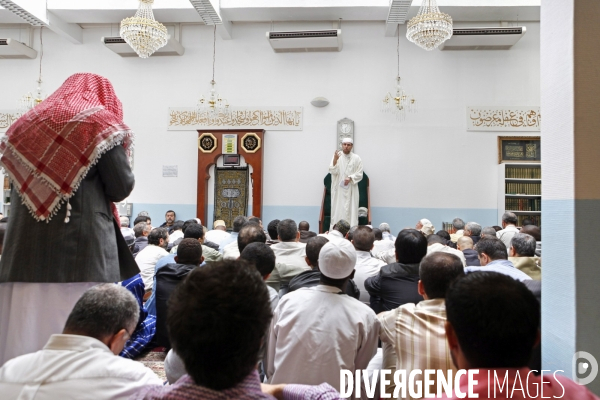 ISLAM - MOSQUÉE IMAM - Prière du vendredi dans différentes mosquées