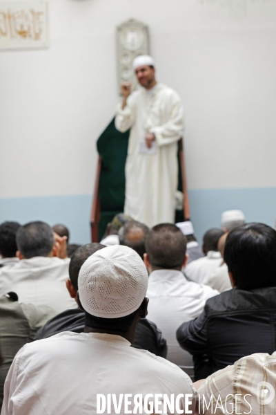 ISLAM - MOSQUÉE IMAM - Prière du vendredi dans différentes mosquées