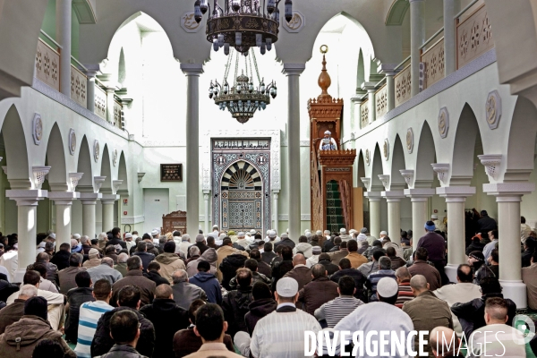 ISLAM - MOSQUÉE IMAM - Prière du vendredi dans différentes mosquées