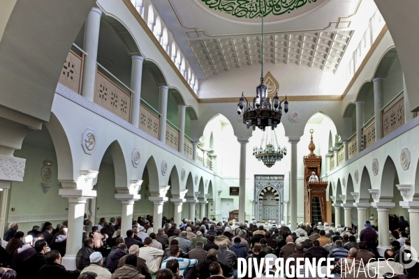 ISLAM - MOSQUÉE IMAM - Prière du vendredi dans différentes mosquées