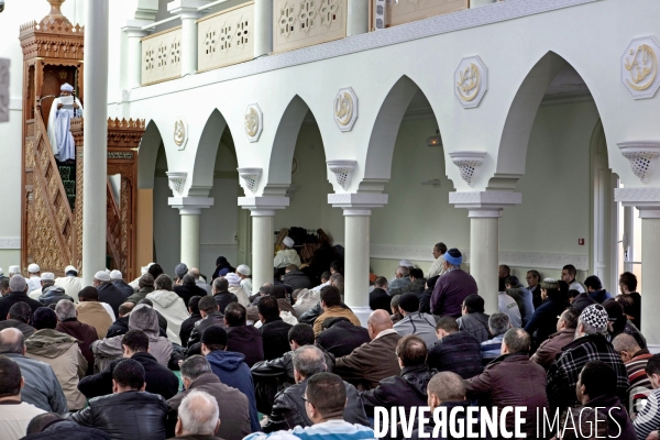 ISLAM - MOSQUÉE IMAM - Prière du vendredi dans différentes mosquées