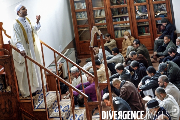 ISLAM - MOSQUÉE IMAM - Prière du vendredi dans différentes mosquées