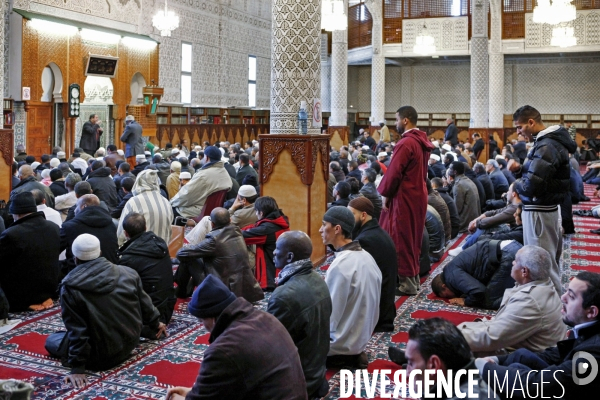 ISLAM - MOSQUÉE IMAM - Prière du vendredi dans différentes mosquées