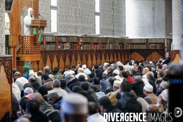 ISLAM - MOSQUÉE IMAM - Prière du vendredi dans différentes mosquées