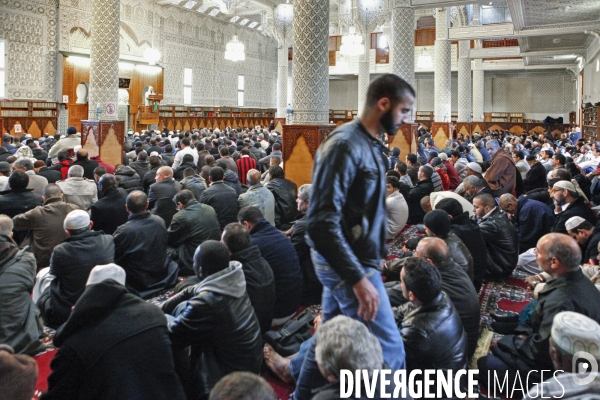 ISLAM - MOSQUÉE IMAM - Prière du vendredi dans différentes mosquées