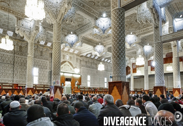 ISLAM - MOSQUÉE IMAM - Prière du vendredi dans différentes mosquées