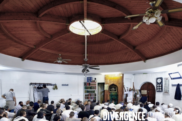 ISLAM - MOSQUÉE IMAM - Prière du vendredi dans différentes mosquées