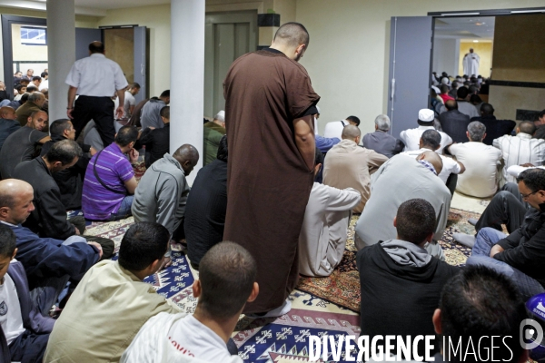 ISLAM - MOSQUÉE IMAM - Prière du vendredi dans différentes mosquées