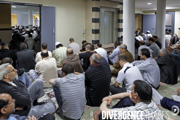 ISLAM - MOSQUÉE IMAM - Prière du vendredi dans différentes mosquées