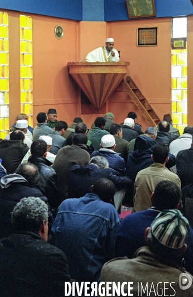 ISLAM - MOSQUÉE IMAM - Prière du vendredi dans différentes mosquées