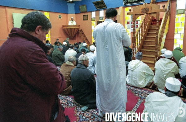 ISLAM - MOSQUÉE IMAM - Prière du vendredi dans différentes mosquées