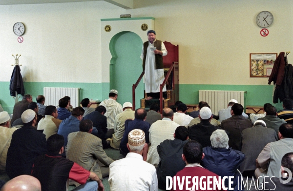 ISLAM - MOSQUÉE IMAM - Prière du vendredi dans différentes mosquées