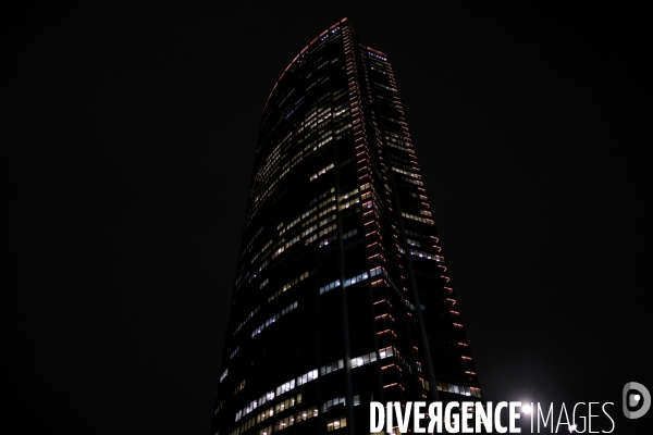 La Tour Montparnasse la nuit.