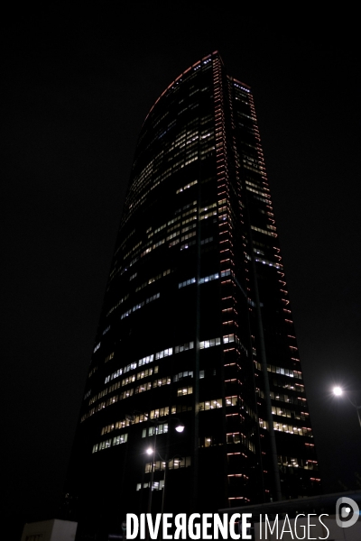 La Tour Montparnasse la nuit.