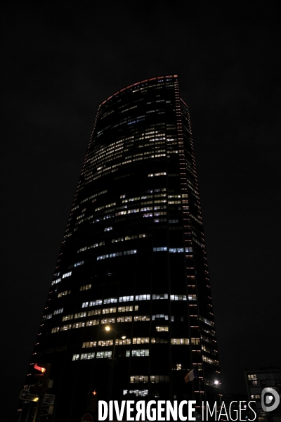 La Tour Montparnasse la nuit.