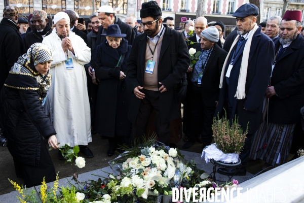 Dépôt de gerbe au Bataclan pour les imams européens.