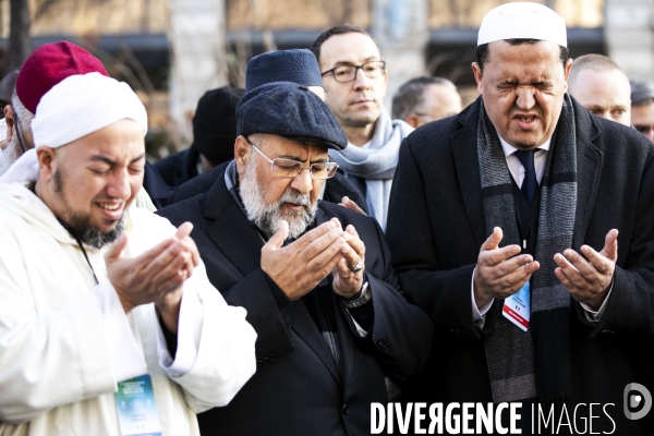 Dépôt de gerbe au Bataclan pour les imams européens.
