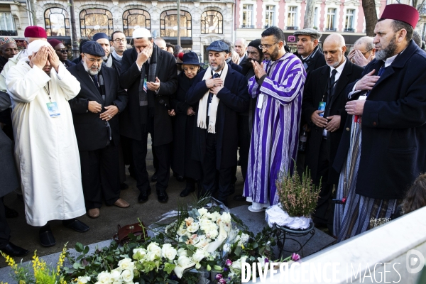 Dépôt de gerbe au Bataclan pour les imams européens.