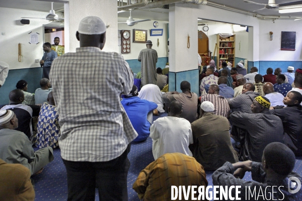 Prière du vendredi dans une salle de prière d un foyer à Montreuil - Fidèles.