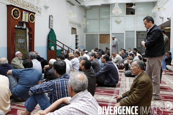 Prière du vendredi à la mosquée dite des  ambassades  à Paris - Fidèles.