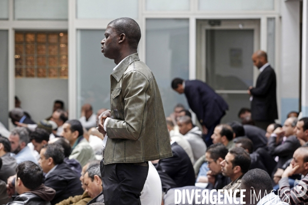 Prière du vendredi à la mosquée dite des  ambassades  à Paris - Fidèles.