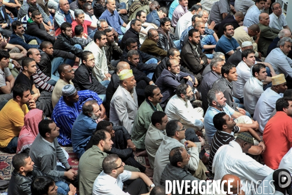 Prière du vendredi à la mosquée dite des  ambassades  à Paris - Fidèles.