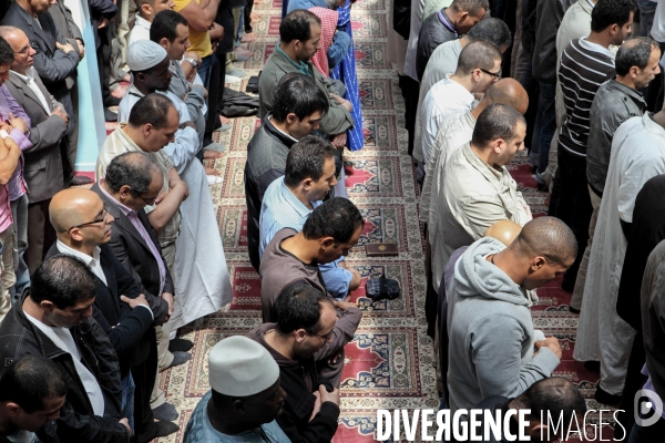 Prière du vendredi à la mosquée dite des  ambassades  à Paris - Fidèles.