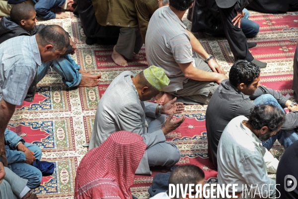 Prière du vendredi à la mosquée dite des  ambassades  à Paris - Fidèles.