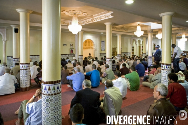 Prière du vendredi dans la mosquée El Houda à Bordeaux-Fidèles.