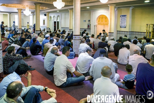 Prière du vendredi dans la mosquée El Houda à Bordeaux-Fidèles.