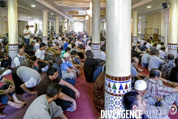 Prière du vendredi dans la mosquée El Houda à Bordeaux-Fidèles.