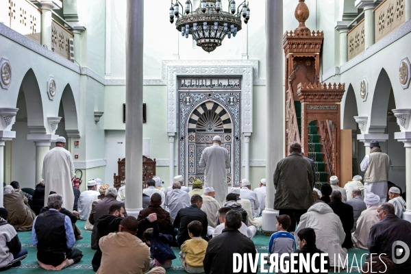 Prière du vendredi à la mosquée de Clermont-Ferrand - Fidèles.