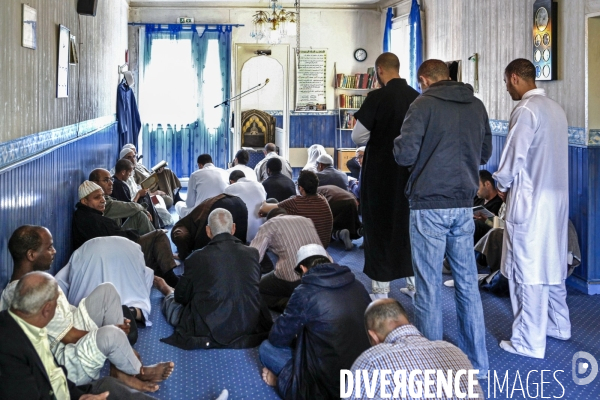 Prière du vendredi dans la salle de prière d un foyer d Issy-Les-Moulineaux - Fidéles.