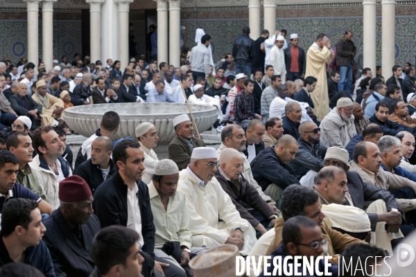 Prière du vendredi à la Mosquée de Paris-Fidèles.