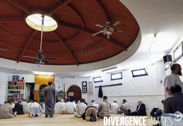 Prière de vendredi à la mosquée El-Houda à Gennevilliers - Fidèles.