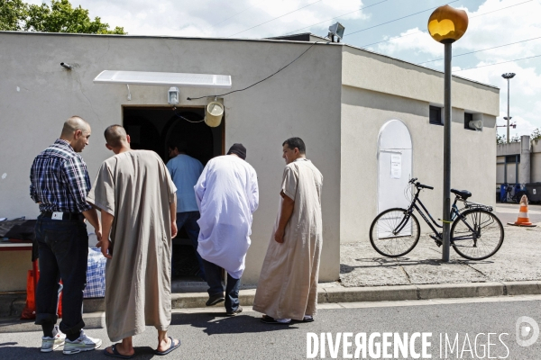 Prière de vendredi à la mosquée El-Houda à Gennevilliers - Fidèles.