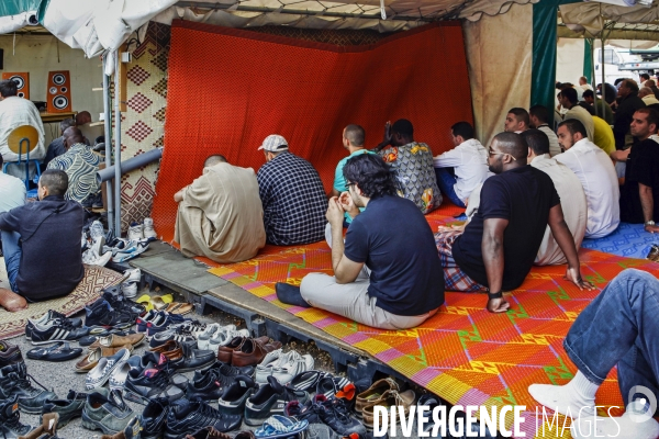 Prière de vendredi à la mosquée El-Houda à Gennevilliers - Fidèles.