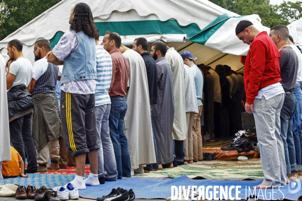 Prière de vendredi à la mosquée El-Houda à Gennevilliers - Fidèles.