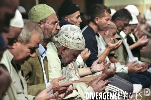 Prière du vendredi dans la mosquée Turque AYOUB Sultan à Strasbourg - Fidèles.