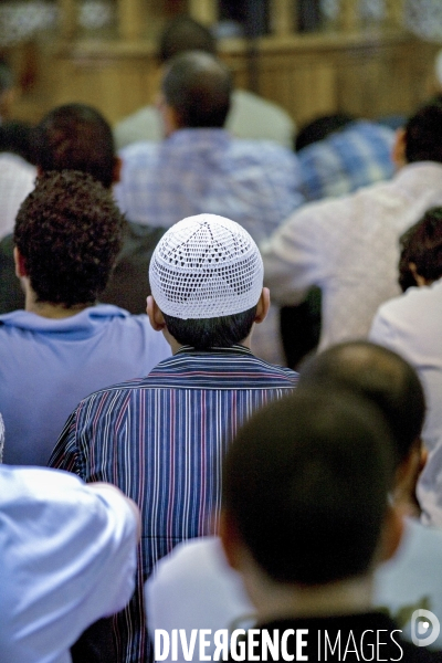 Prière du vendredi dans la mosquée El Houda à Bordeaux-Fidèles.