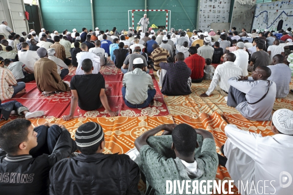 Prière du vendredi dans un gymnase de Cergy - Fidèles.