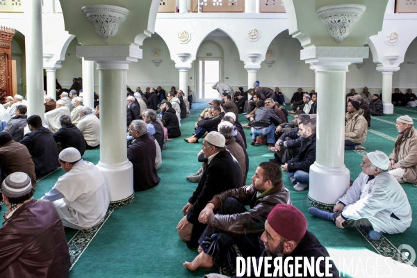 Prière du vendredi à la mosquée de Clermont-Ferrand - Fidèles.